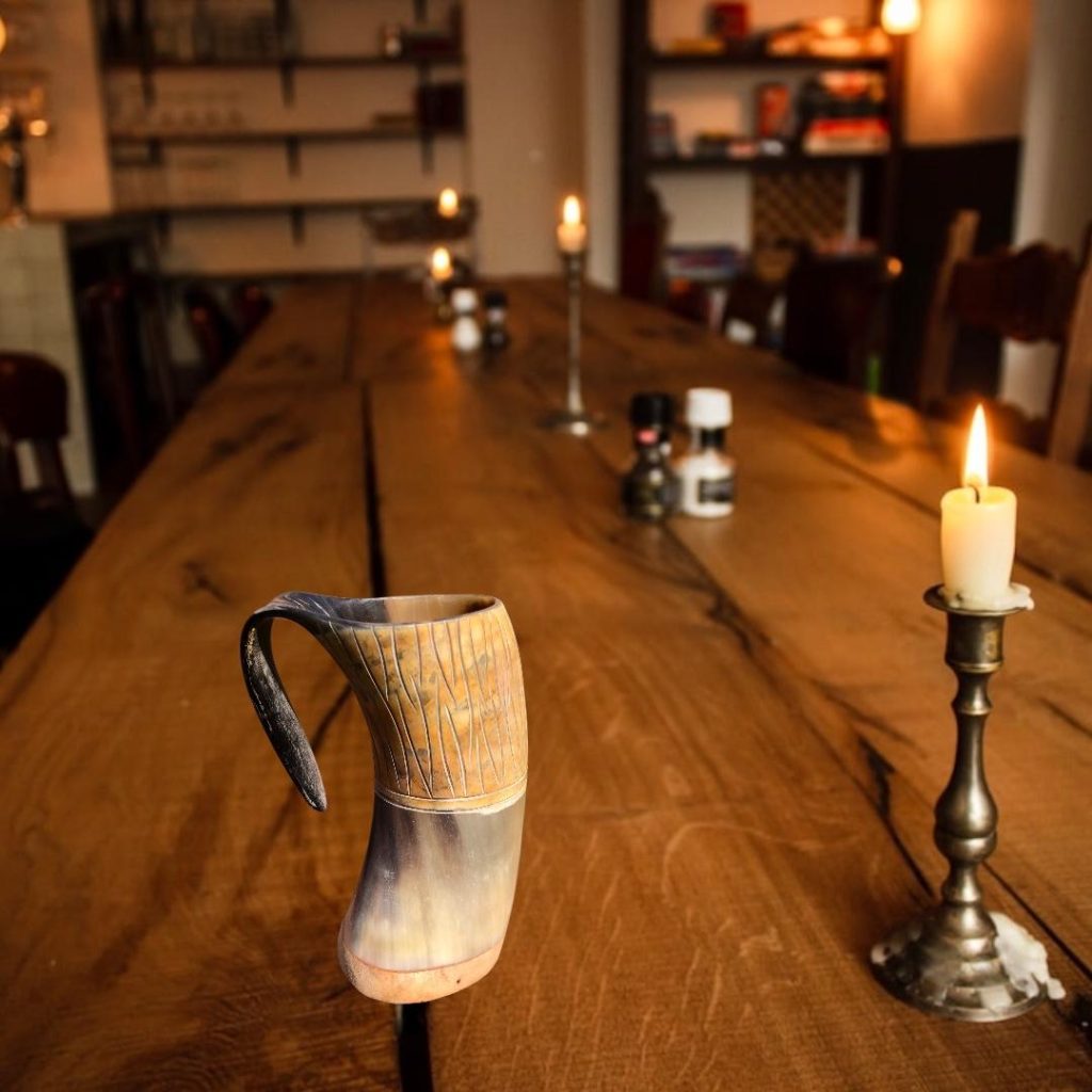 Viking Drinking Horn Tankard Authentic Medieval Inspired Drinking Mug/Cup (650 ml).